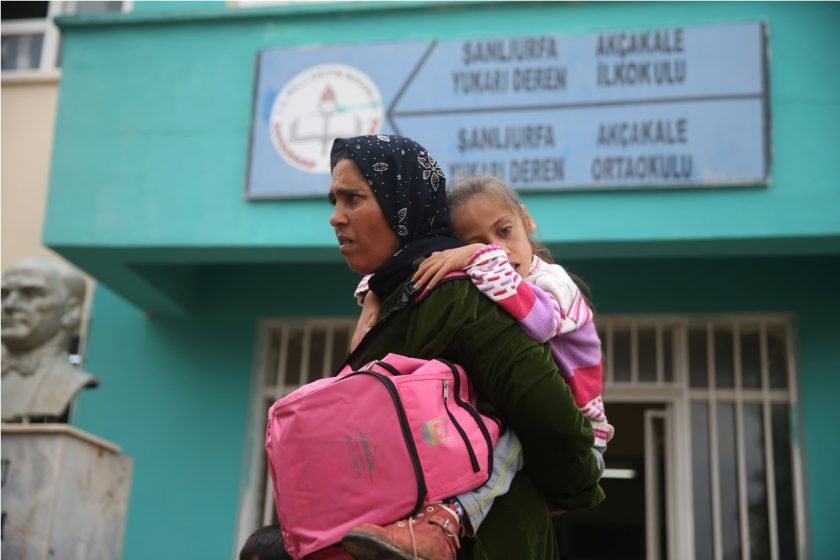 Engelli kızını her gün sırtında okula götürüyor