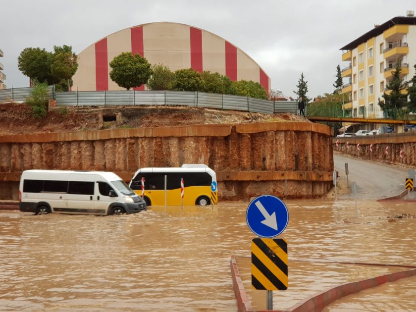 Güneydoğu’da sağanak yağış hayatı olumsuz etkiledi