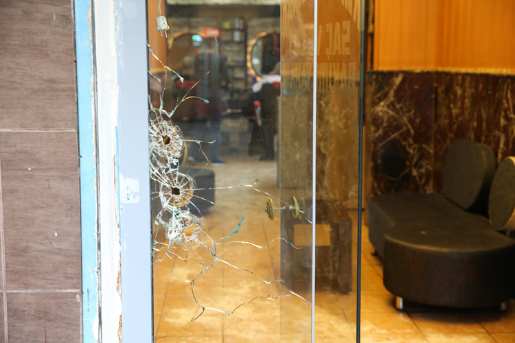 Sokak ortasında silahlar konuştu