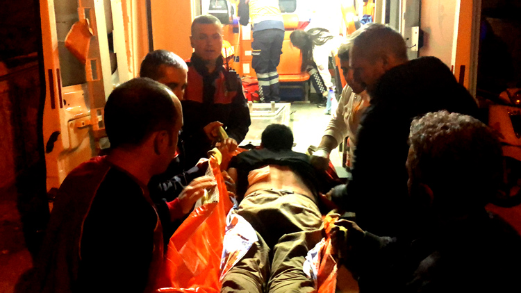 Babasını sırtından bıçakladı!