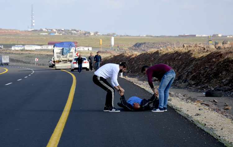 Kriz onu yolda yakaladı!