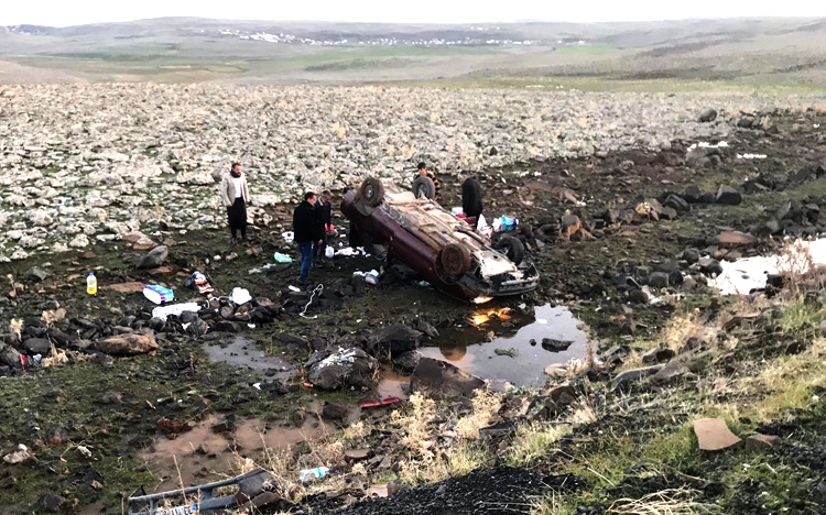 Otomobil şarampole yuvarlandı,yaralılar var!