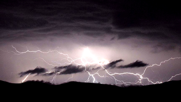 Eve giderken üzerine yıldırım düştü !