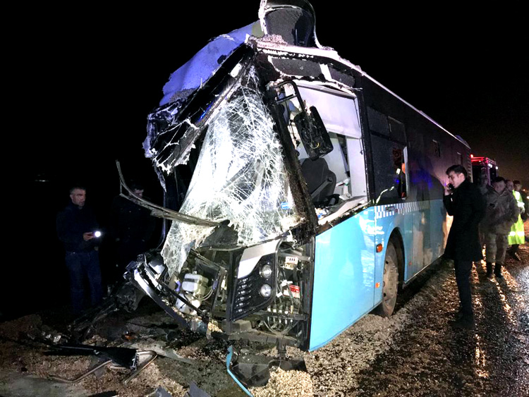 Yolcu otobüsü kazası ölü ve yaralılar var!