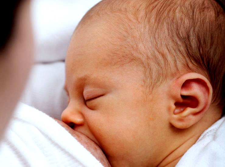 Annesi emzirmek istedi, sonuç korkunç!