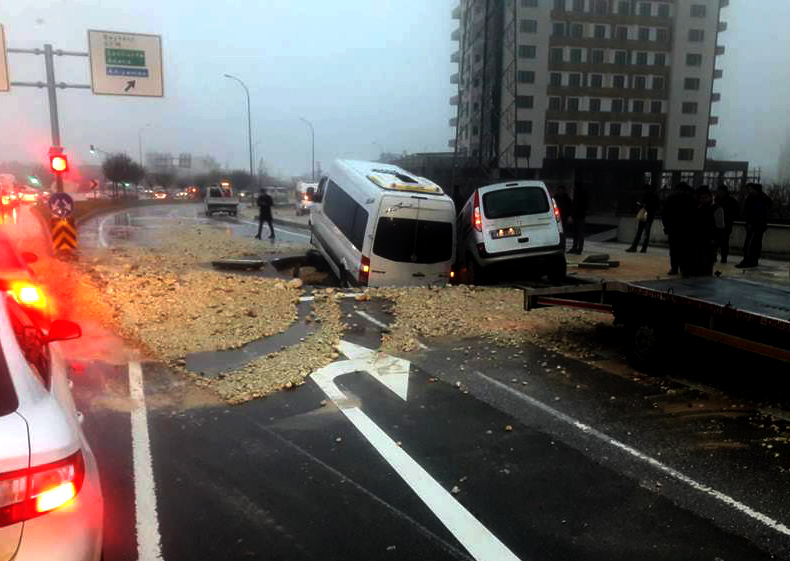 Yol çöktü, araçlar çukura düştü!
