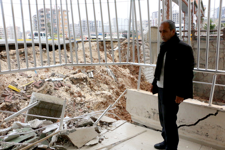 İstinat duvarı çöktü,ev ve otomobil kullanılmaz halde!