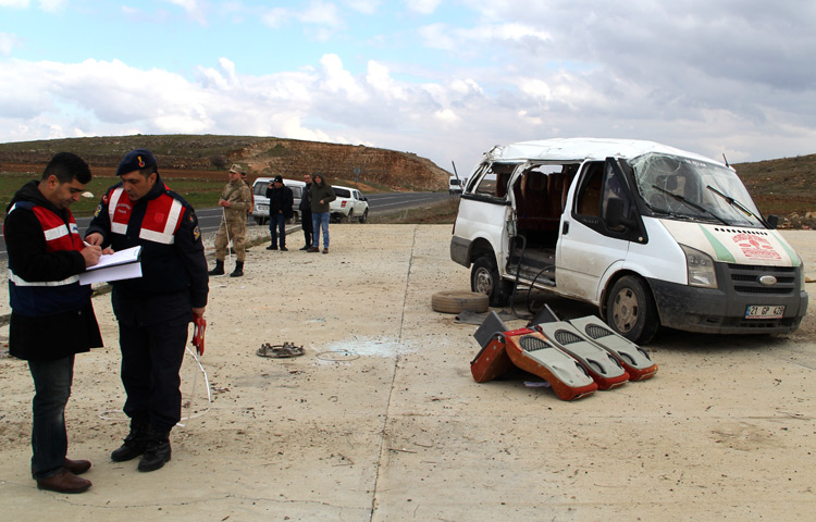Minibüs devrildi: 3 ölü, 14 yaralı!