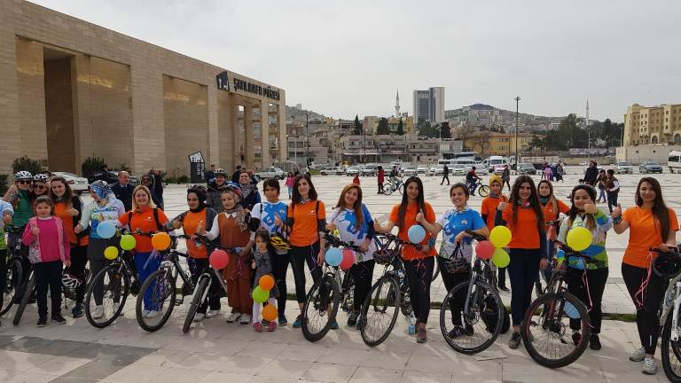 Bisikletli kadınların şehir turu