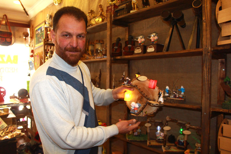 Ağaç kabuğuyla geçiniyor