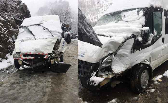 Öğretmenleri taşıyan servis kaza yaptı, yaralılar var
