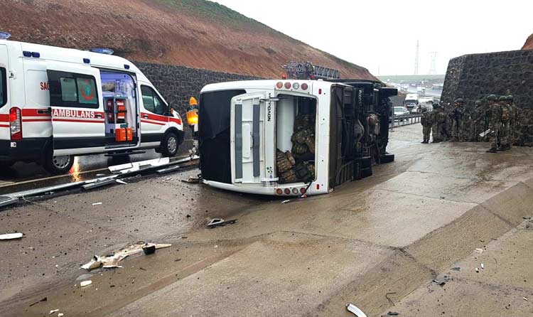 Askeri araç devrildi, ölü ve yaralılar var!