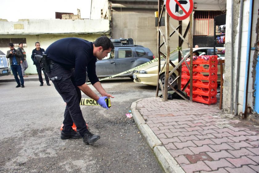 Sigarasını vermeyen mülteciyi bıçakladılar