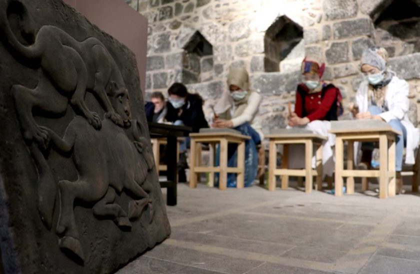 Genç eliyle bazalttan sanata