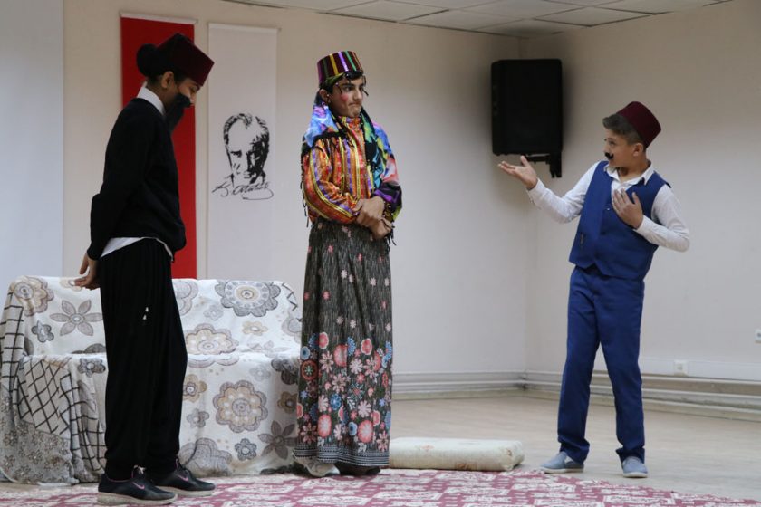 Çocuklar tiyatroda yarıştı