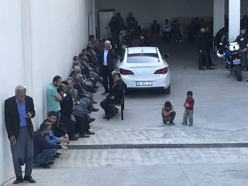 Tüfekle oynadı, canından oldu