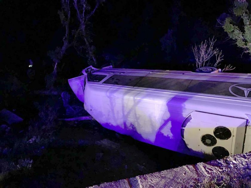 Turistleri taşıyan araç devrildi: 13 yaralı