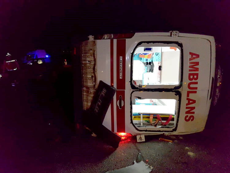 Hasta taşıyan ambulans kaza yaptı: 8 yaralı