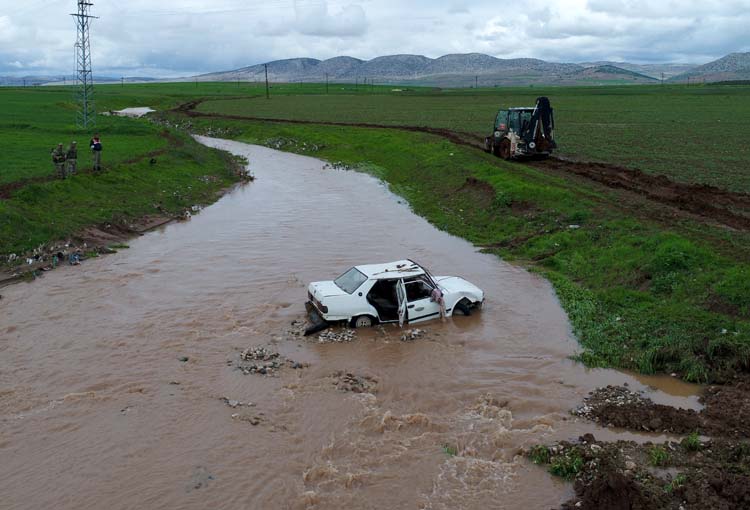 Otomobil sele kapıldı, 2 kişi bulunamıyor!