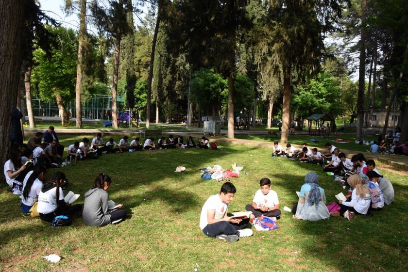 Bisikletli kitap okuma keyfi