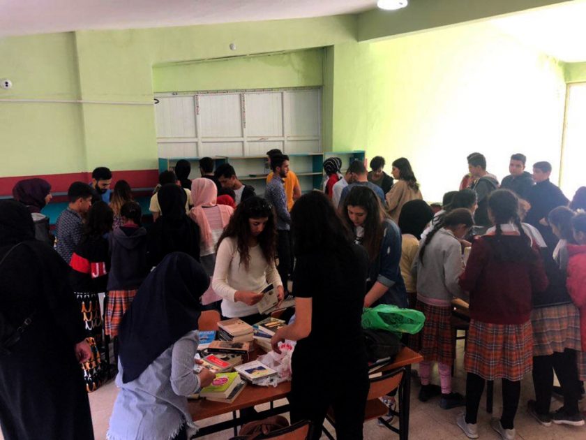 Üniversite öğrencileri kütüphane kurdu