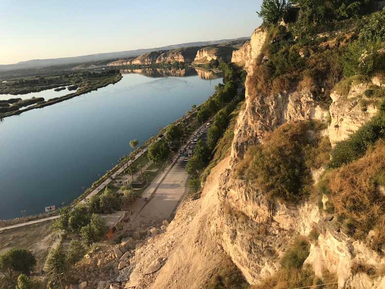 Heyelan yolu kapattı