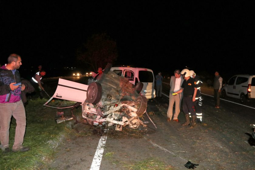 Otomobil ile kamyonet çarpıştı: 1 ölü, 10 yaralı