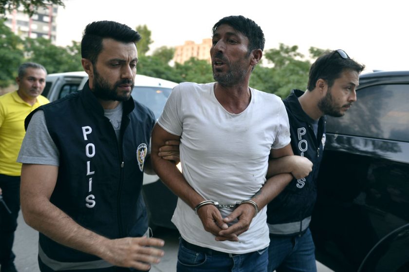 Çocuğunun gözü önünde kadını bıçakladı