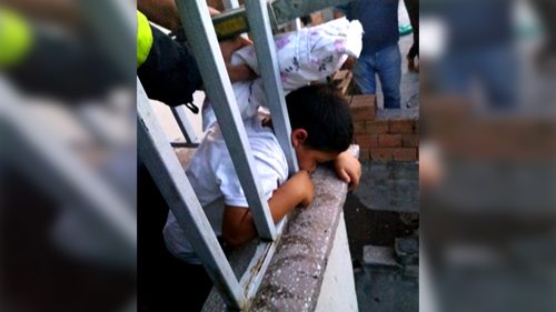 Kafası Balkon Korkuluklarına Sıkıştı!