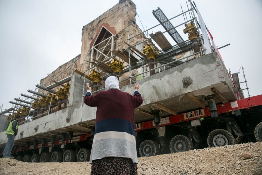 Hasankeyf’in son tarihi eseri taşındı