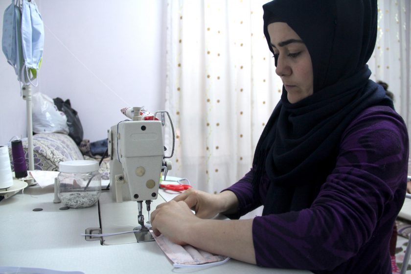 DSÖ’nün Duyurusuyla Evde Maske Üretiyor