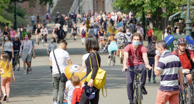 İtalya’da açık alanlarda maske zorunluluğu kaldırıldı