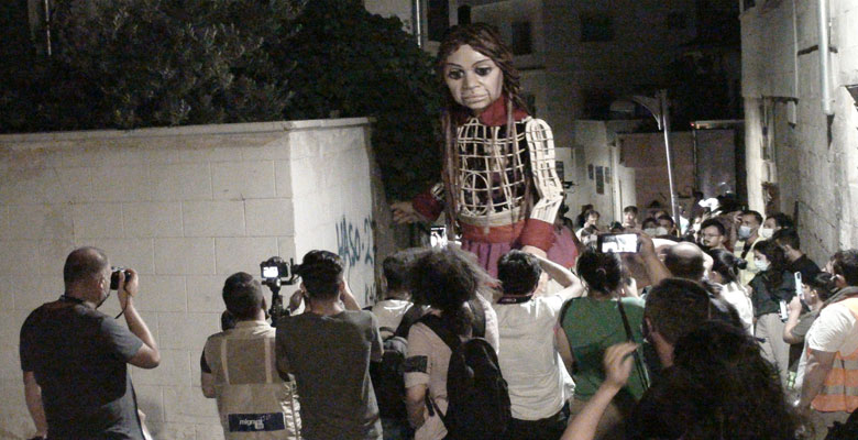 Çocuk mülteci Amal, ‘dev bir kukla’ olarak Gaziantep’ten Birleşik Krallık’a uzanacak göç yolculuğuna başladı