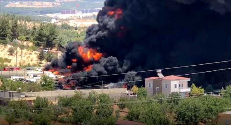 Tekne imalathanesinde dev yangın