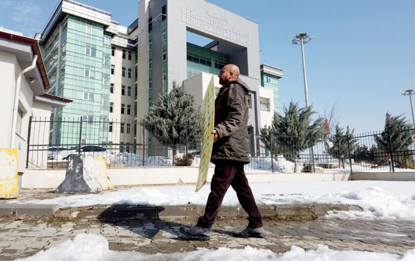 Adliye önünde 153 gündür süren tek kişilik sessiz eylem